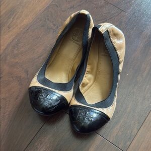 Tory Burch Black and Tan Flats Elegant Two-Tone Design